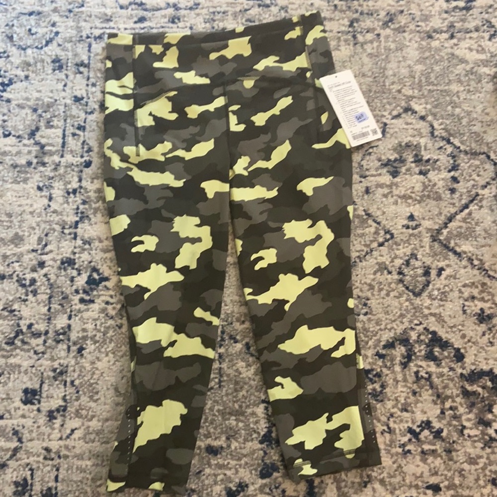 NWT Camo crop Lululemon crop legging💚